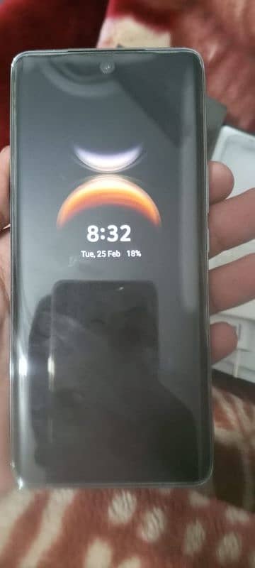 I am selling vivo v40e in lush condition 0