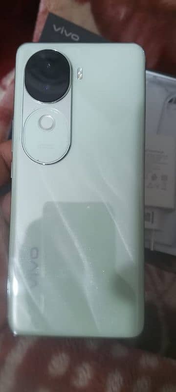 I am selling vivo v40e in lush condition 1