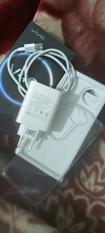 I am selling vivo v40e in lush condition 2