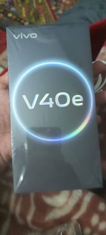 I am selling vivo v40e in lush condition 4