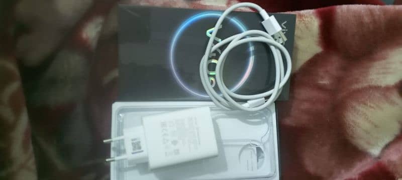 I am selling vivo v40e in lush condition 6