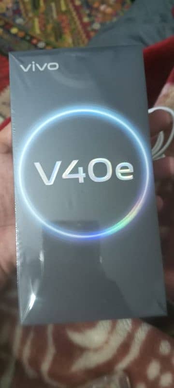 I am selling vivo v40e in lush condition 7