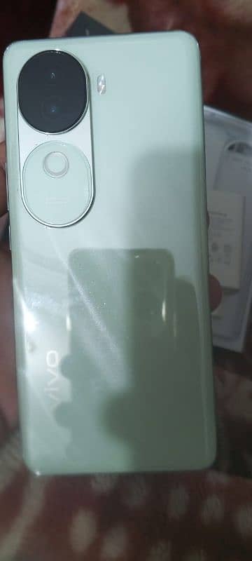 I am selling vivo v40e in lush condition 9