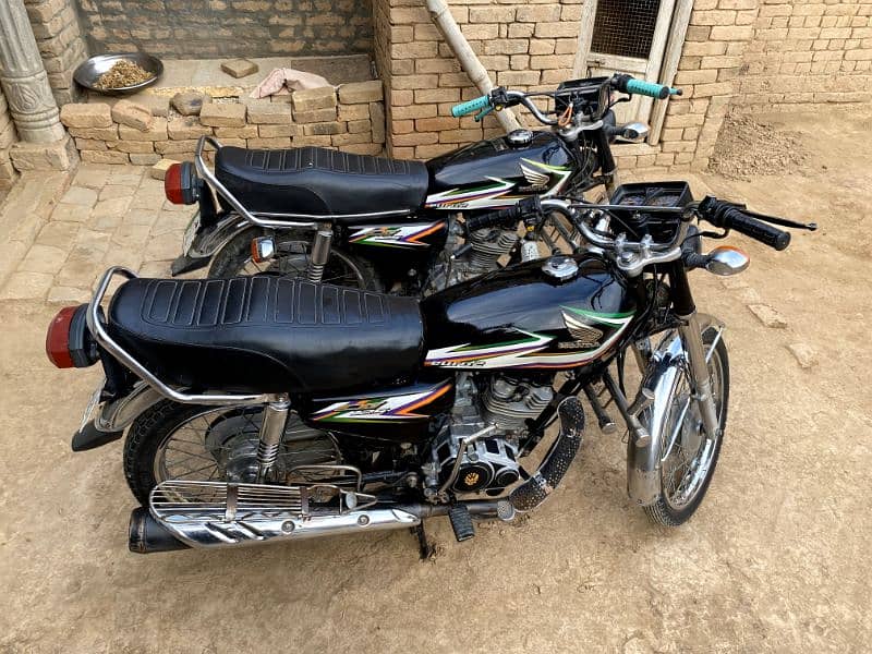 2 bike hen dono 16 hen aur Sale krni hen Serias Byer Rabta kren 1