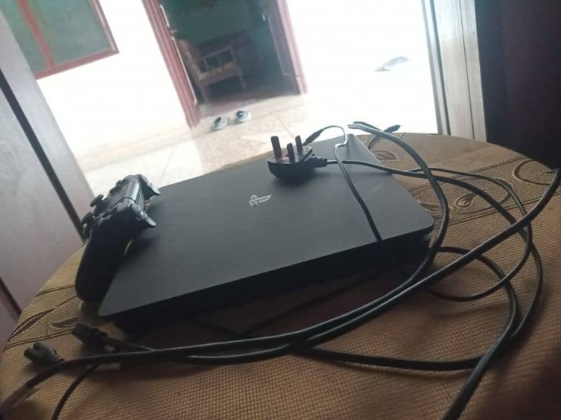 ps4 slim 500GB slightly used 10/10 condition 5