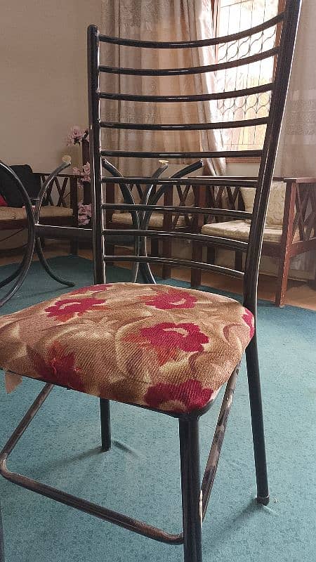 Dining Table in good condition 4