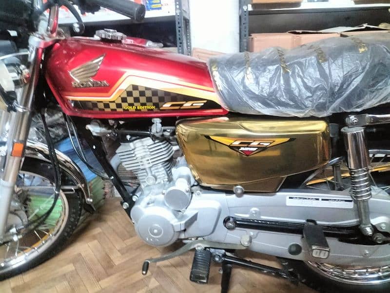 Honda 125 gold Karachi number excellent and original condition 0