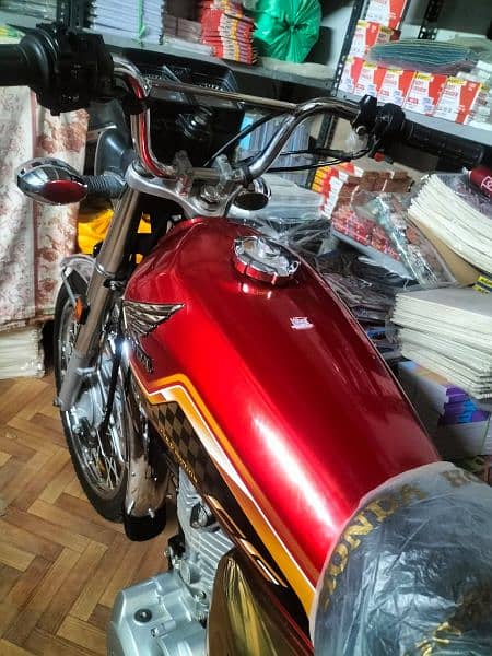 Honda 125 gold Karachi number excellent and original condition 3