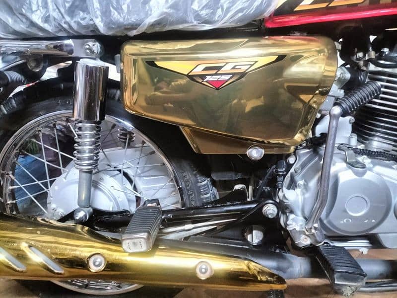 Honda 125 gold Karachi number excellent and original condition 9