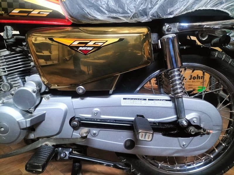 Honda 125 gold Karachi number excellent and original condition 12