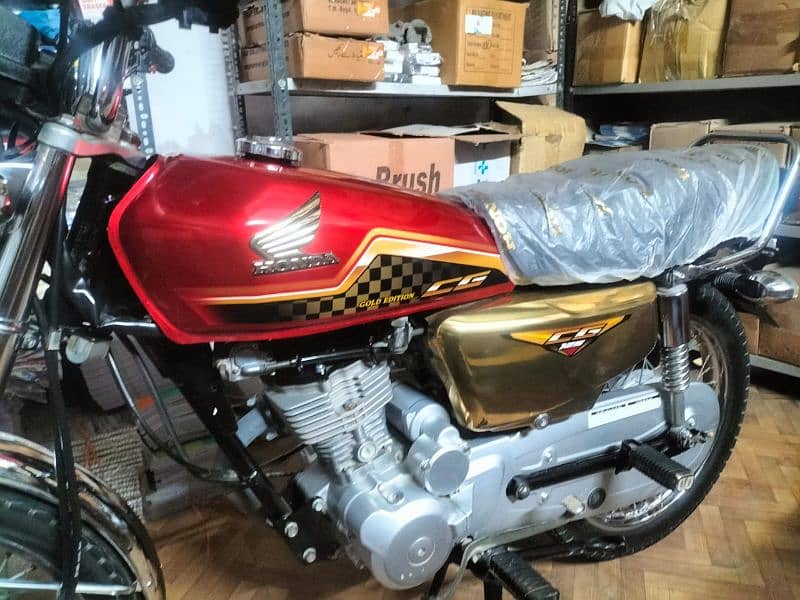 Honda 125 gold Karachi number excellent and original condition 16