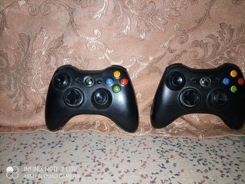 xbox 360 slim 250 GB with 2 controllers Minecraft,GTA 5 1