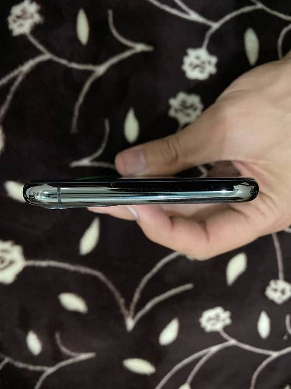 iphone 11 pro max 4