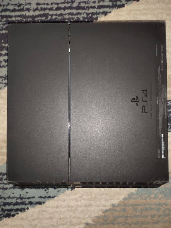 PS4 with 4 games and in good condition 1