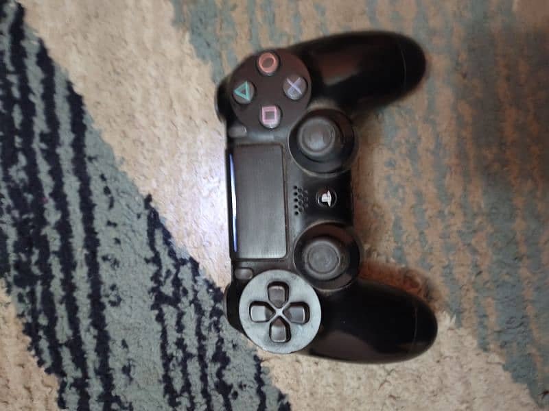 PS4 with 4 games and in good condition 6