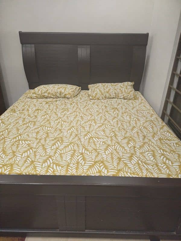 king size wooden bed excellent 0