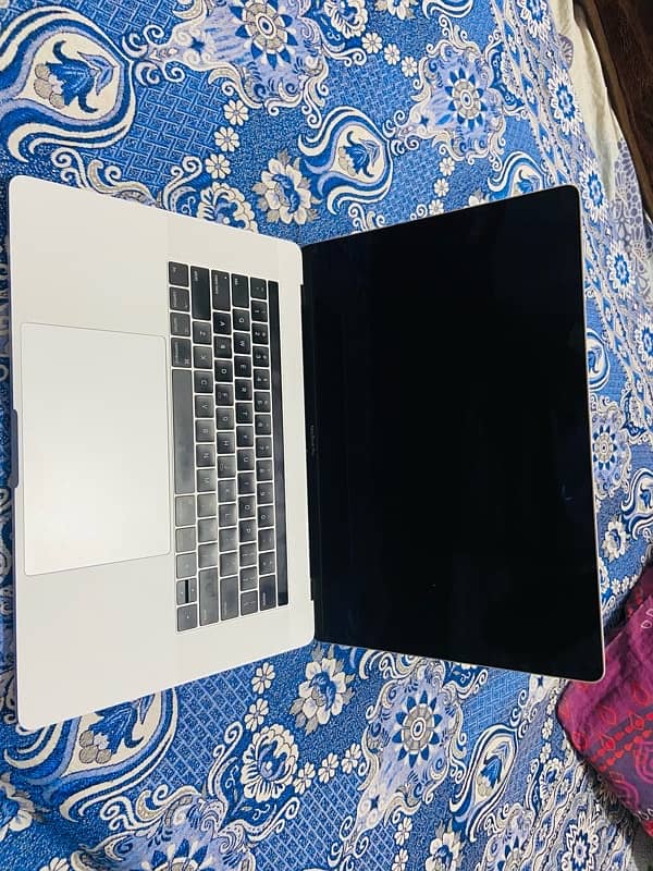 Apple MacBook Pro 2017 Core-i7 16/500GBSSD Radeon Pro 4GB Graphic card 5