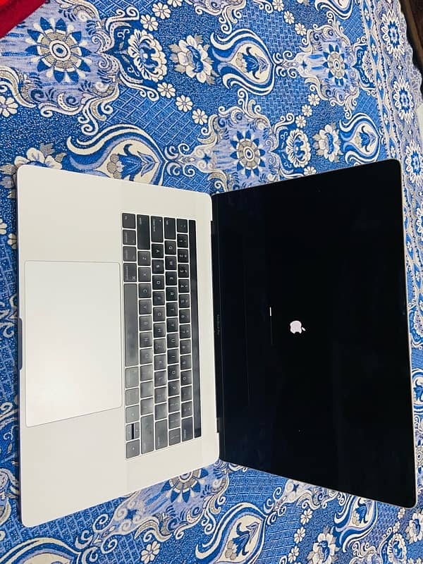 Apple MacBook Pro 2017 Core-i7 16/500GBSSD Radeon Pro 4GB Graphic card 8