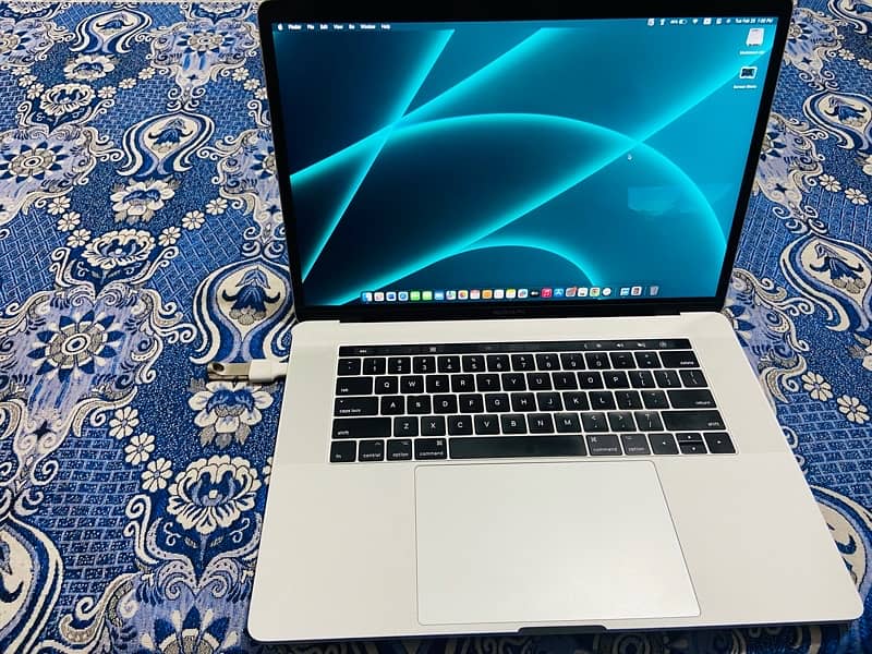 Apple MacBook Pro 2017 Core-i7 16/500GBSSD Radeon Pro 4GB Graphic card 12