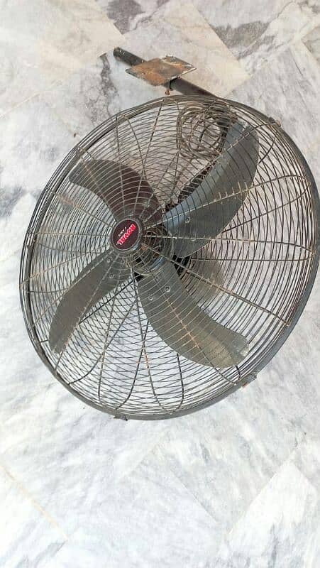 24 inch Bracket fans (urgent sell) 0