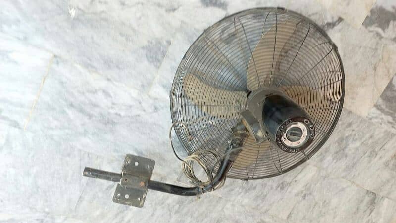 24 inch Bracket fans (urgent sell) 2