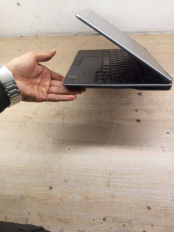 Dell Latitude 7240 4