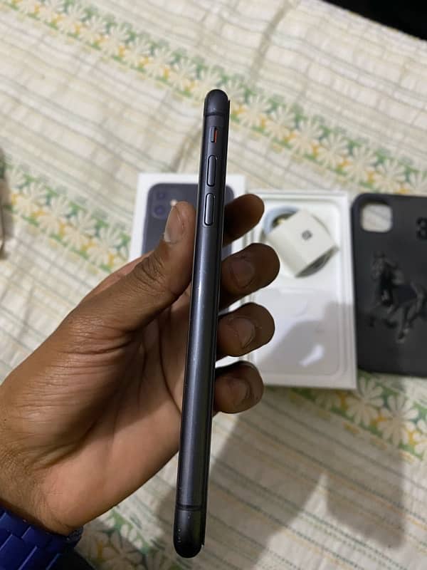 IPHONE 11 with box 5