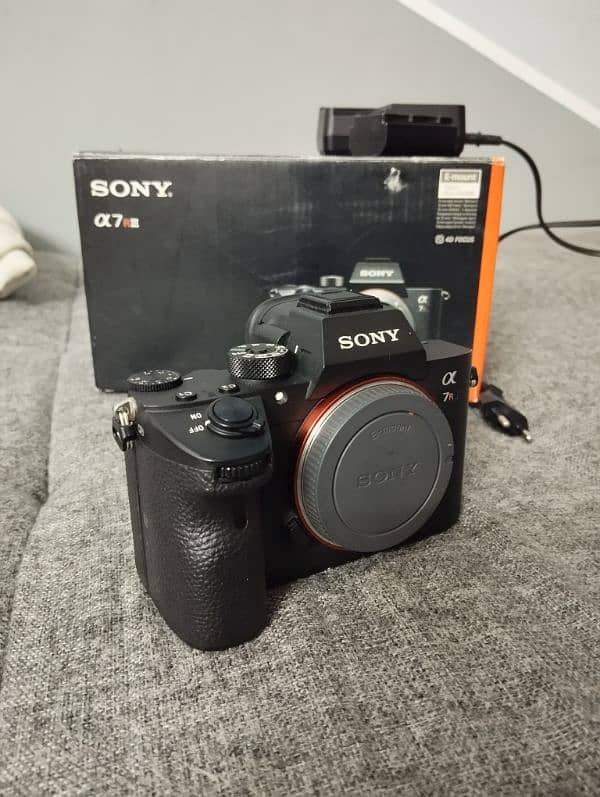 Sony A7r3 62k shutter with box and accessories 1