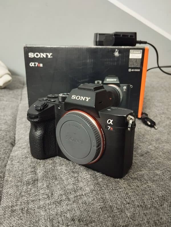 Sony A7r3 62k shutter with box and accessories 2