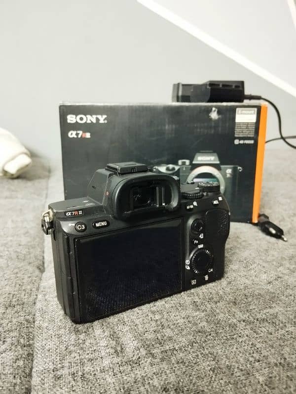 Sony A7r3 62k shutter with box and accessories 3