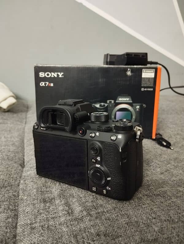 Sony A7r3 62k shutter with box and accessories 4