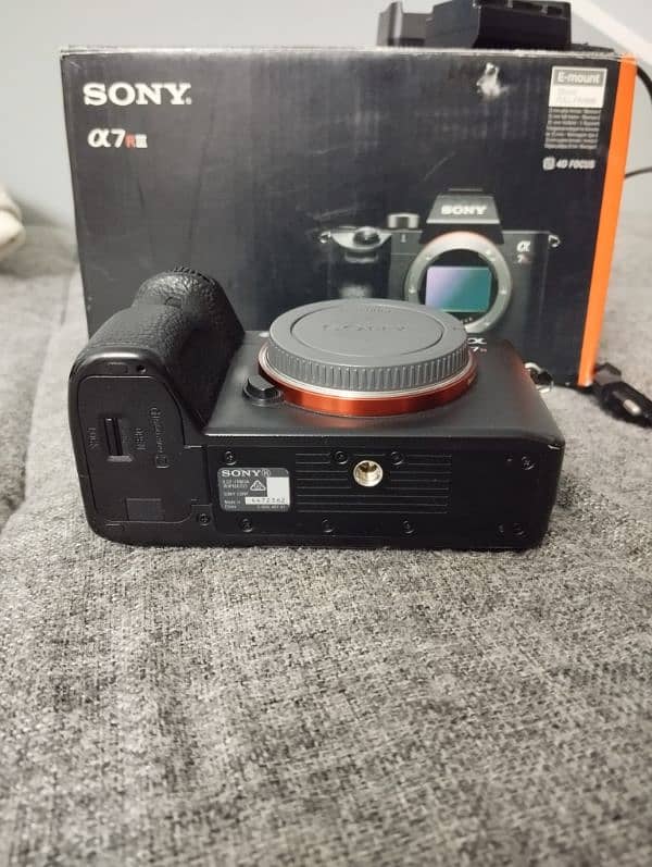 Sony A7r3 62k shutter with box and accessories 6