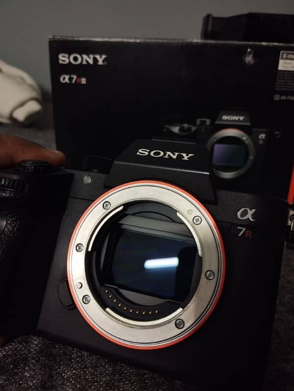 Sony A7r3 62k shutter with box and accessories 8