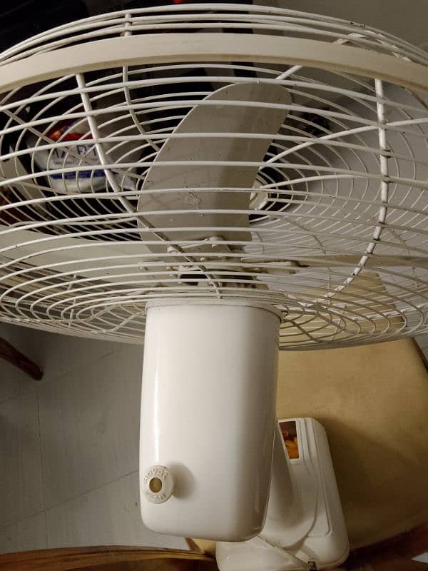 Royal Bracket Fan Just Like New 3