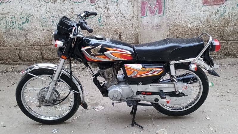 Honda CG 125 2022 First owner Karachi num 03278228900 2