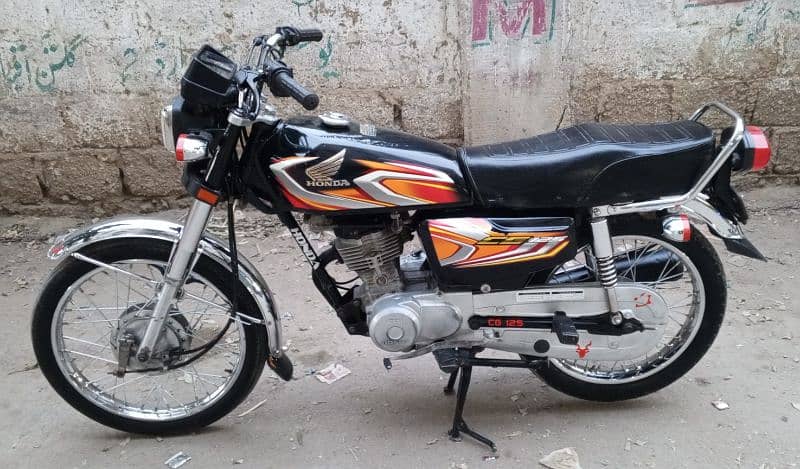 Honda CG 125 2022 First owner Karachi num 03278228900 3