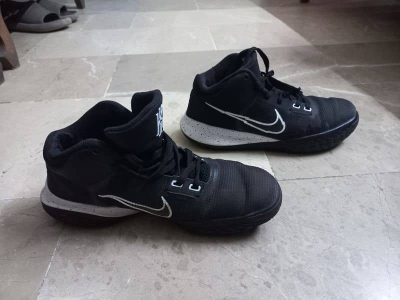 of Nike Kyrie Flytrap EP 4 in black and white 2