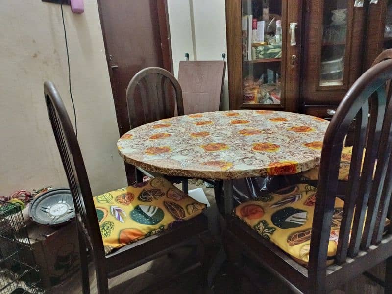 Round dining table with chairs 0