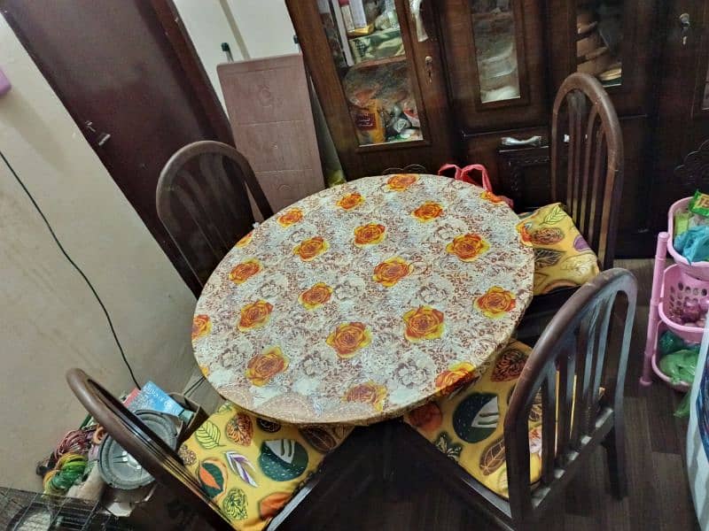 Round dining table with chairs 1