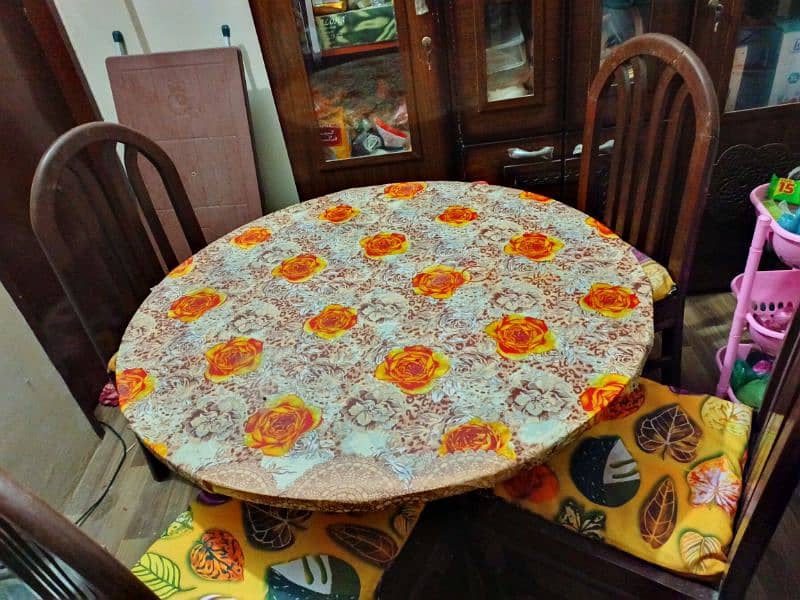 Round dining table with chairs 4