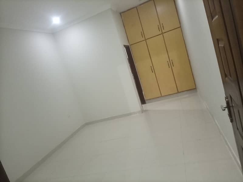 10 MARLA UPPER PORTION AVAILABLE FOR RENT. 0