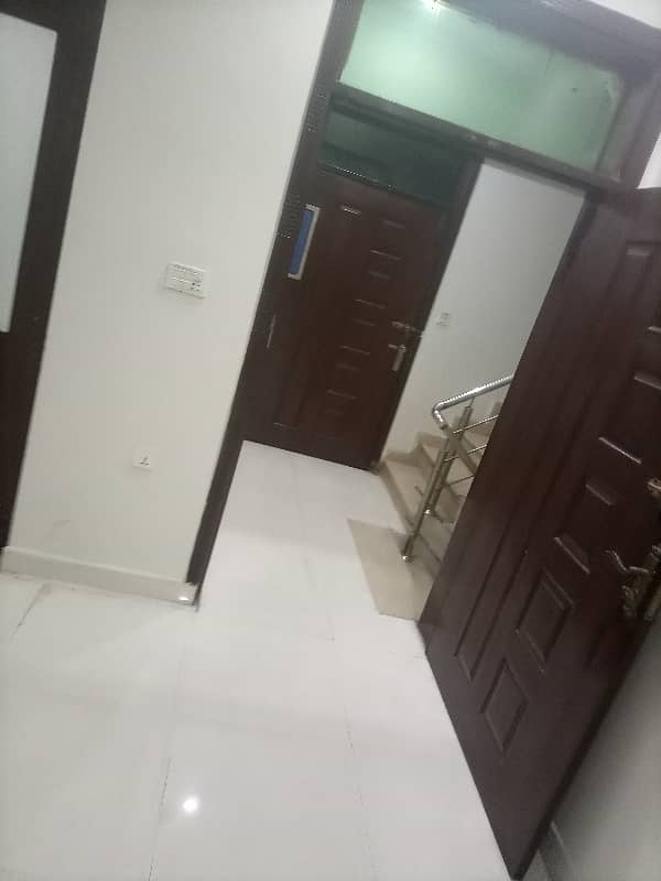 10 MARLA UPPER PORTION AVAILABLE FOR RENT. 12