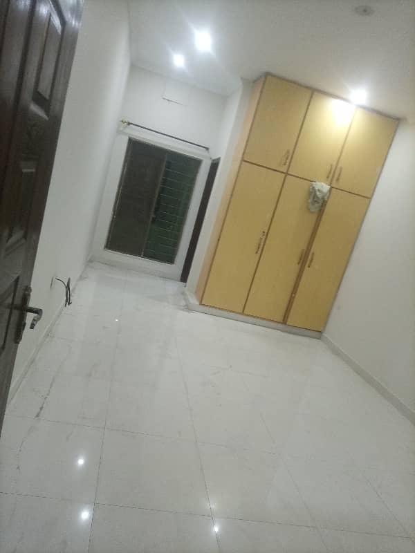 10 MARLA UPPER PORTION AVAILABLE FOR RENT. 13