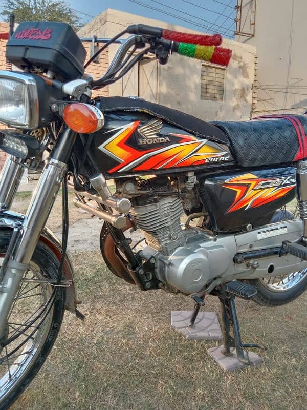 I m Selling my Honda 125 One hand office use condition 10/10 1