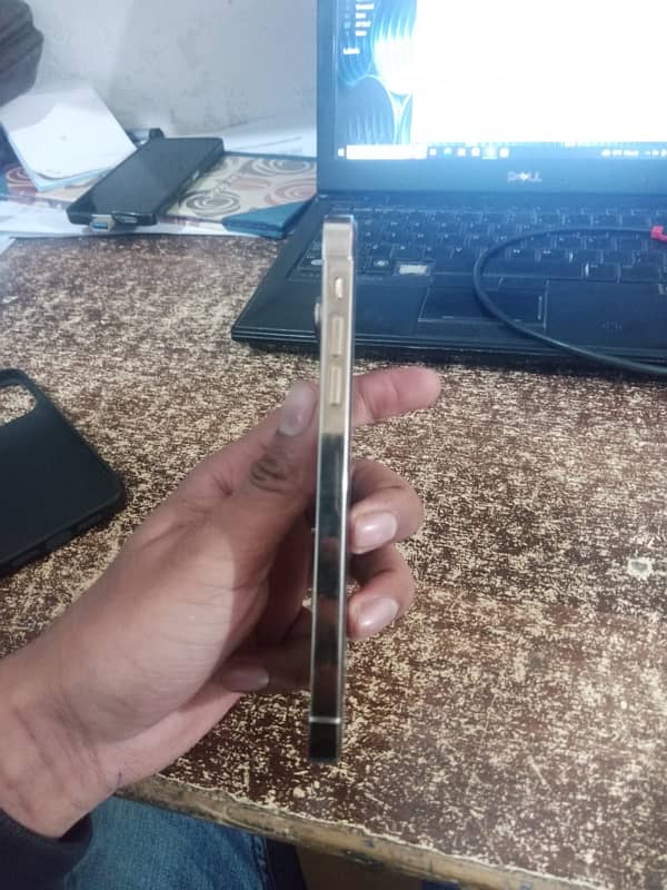 iPhone XR converd 13pro mobile all ok hai  just battery change 4