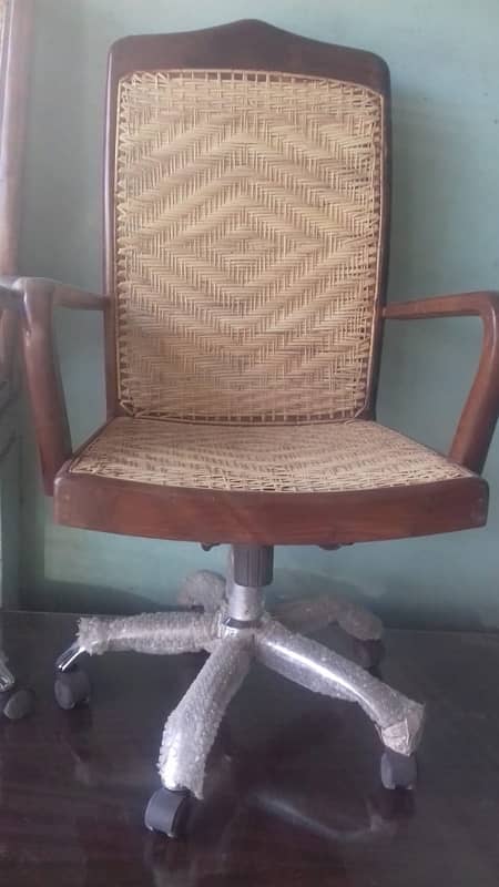 exitive revolving chairs best Price chairs in Karachi 3