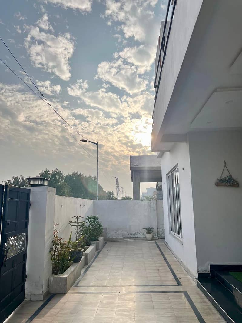 FACING PARK ONE KANAL HOUSE NEAR DHA PHASE 7, AVAILABLE FOR SALE 10