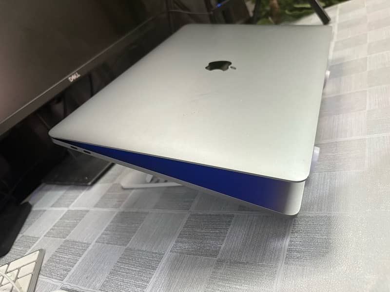 Apple MacBook Pro 2018 15”inch 16-512 GB i7 4GB Graphics Genuine Condi 1