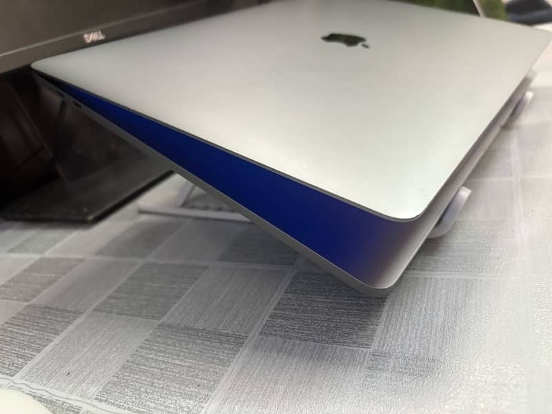 Apple MacBook Pro 2018 15”inch 16-512 GB i7 4GB Graphics Genuine Condi 3