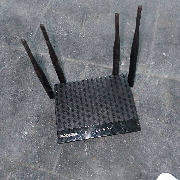 2.4ghz and 5ghz wifi router available 3